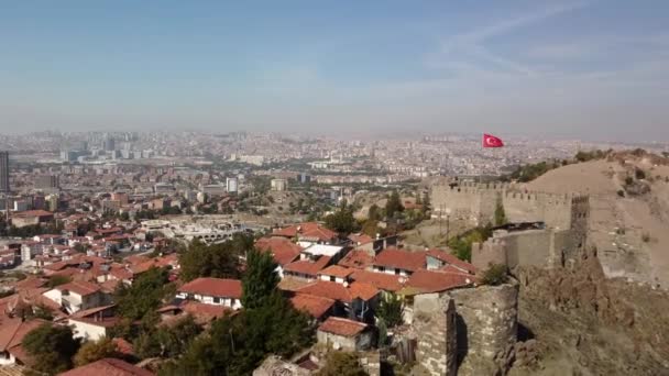 Vista aérea de la antigua fortaleza de Ankara con bandera turca — Vídeo de stock