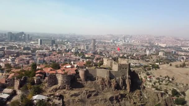 Pemandangan udara di benteng Ankara kuno dengan bendera Turki — Stok Video