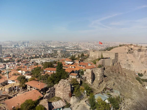 Türk bayrağıyla Antik Ankara kalesine havadan bakış — Stok fotoğraf
