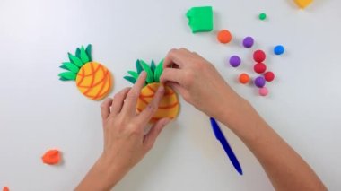 Kadın plastikten ananas yapıyor ve online eğitim için yayın yapıyor. 