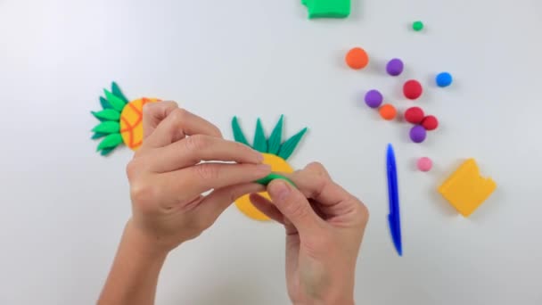 Mulher está fazendo abacaxi de plasticina e radiodifusão para o ensino on-line — Vídeo de Stock