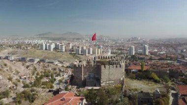 Türk bayrağıyla Antik Ankara kalesine havadan bakış