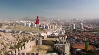Türk bayrağıyla Antik Ankara kalesine havadan bakış