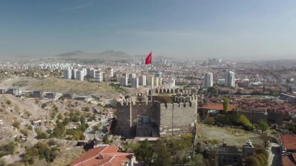 Vista aérea de la antigua fortaleza de Ankara con bandera turca — Vídeo de stock