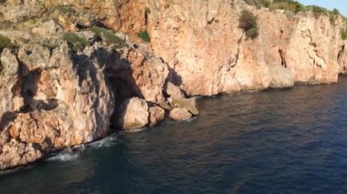 Türkiye 'nin Antalya kentindeki kayalıklar üzerinde temiz su manzarası