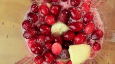 Vejetaryen kahvaltısı için blender 'da yaban mersiniyle muzu karıştırıyorum.