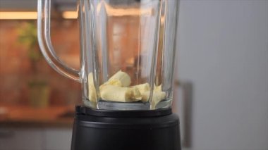 Meyve suyu için blender ve muz koyuyorum.
