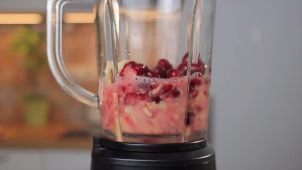 Misturando cranberry com banana no liquidificador para café da manhã vegan — Vídeo de Stock