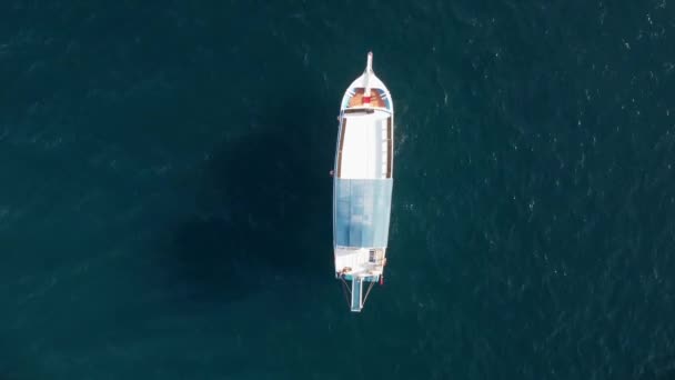 Vista aerea su yacht bianco nel Mar Mediterraneo — Video Stock