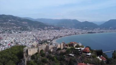 Alanya kalesi ve marinası havadan görünüyor. 