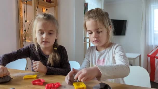 Meninas modelando algo de barro. — Vídeo de Stock