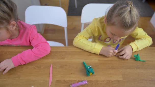 妈妈教小女儿用粘土做模型. — 图库视频影像