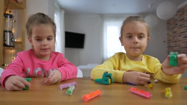 Mutter bringt kleinen Töchtern das Modellieren aus Ton bei. — Stockvideo