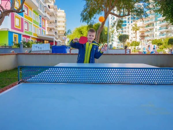 Little boy playing ping pong in the park — Stock Photo, Image