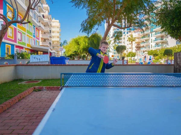 Little boy playing ping pong in the park — Stock Photo, Image