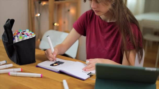 Jovem artista menina desenho por marcadores em caderno de esboços — Vídeo de Stock