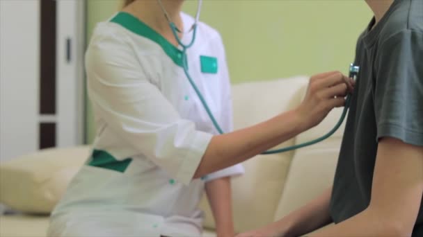 Femme thérapeute diagnostic adolescente à la maison — Video