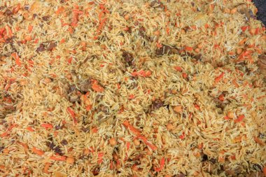 Geleneksel Özbek yemekleri ile büyük kazana yakın görüş - pilav