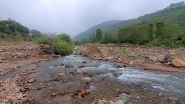 Río Parkent, cerca de la ciudad de Parkent, Uzbekistán — Vídeo de stock