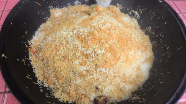 전통적 인 우즈베크 음식인 필라 프 가 있는 큰 가마솥의 확대 사진 — 비디오