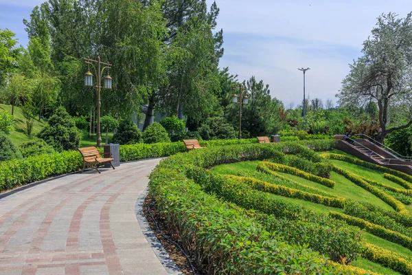 Toeristische plaats in het centrum van Tasjkent, park van repressie slachtoffers — Stockfoto