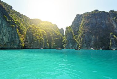 Tayland, Krabi 'deki Phi Phi adasının güzel turkuaz okyanusu..