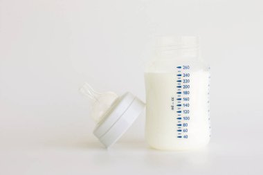 Bebek için süt şişesi.