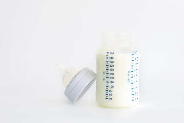 赤ちゃんのための飲みやすいミルク — ストック写真