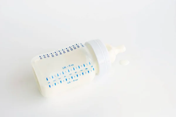 白い背景に白い哺乳瓶 — ストック写真