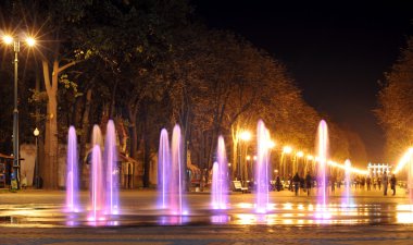 Geceleri renkli su çeşmesi. Ukrayna. Kharkov. Gorki Parkı.