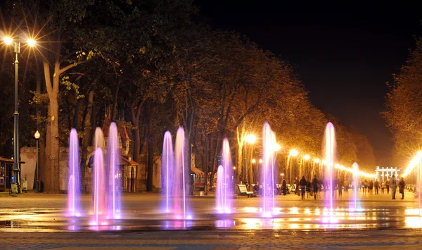 Colored water fountain at night. Ukraine. Kharkov. Gorky Park. — Stock Photo, Image