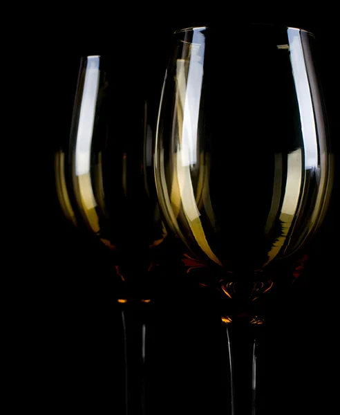 Silhouette en verre de vin sur noir . — Photo