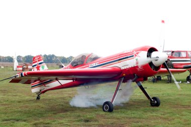 kunstvlieger vliegtuig su-31 bij begin.
