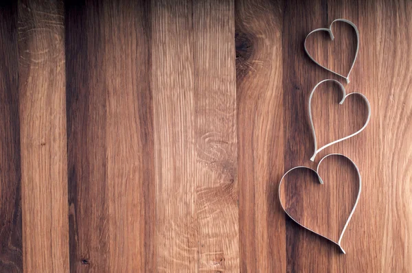 Dia dos namorados corações de papel no fundo de madeira . — Fotografia de Stock
