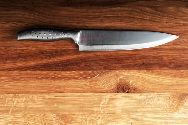 Cuchillo sobre fondo de madera. —  Fotos de Stock