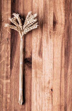 bundel van tarwe op hout.