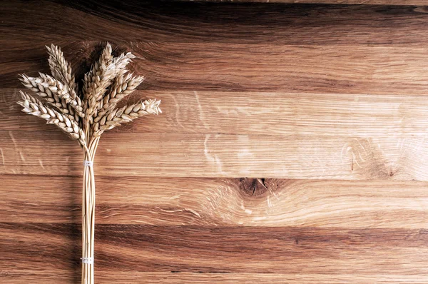 Weizenbündel auf Holz. — Stockfoto