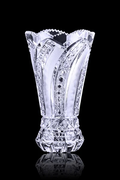Vase en cristal sur noir . — Photo