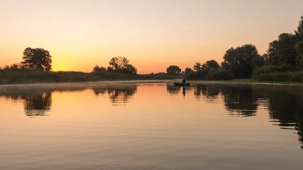 Vissers Rubberboot Vroege Ochtend Rivier Landelijk Landschap — Stockfoto