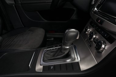 Modern arabada otomatik vites. İç detay.