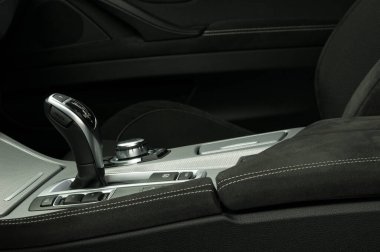 Modern lüks araba iç mekanının detaylarını kapatın. Otomatik iletim.