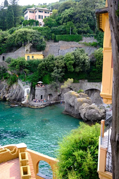 Casas Coloridas Portofino Con Arco Natural Hoja Mar Mediterráneo Con — Foto de Stock