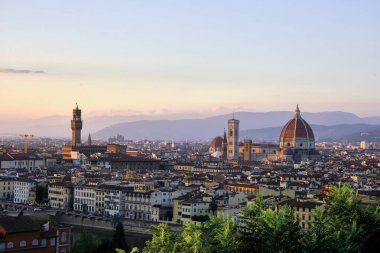 Arno nehri, Ponte Vecchio, Kubbe ve eski kasabanın bulunduğu Firenze 'de (Floransa) günbatımının manzarası.