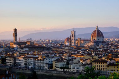 Arno nehri, Ponte Vecchio, Kubbe ve eski kasabanın bulunduğu Firenze 'de (Floransa) günbatımının manzarası.