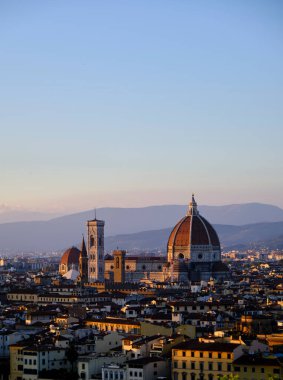 Arno nehri, Ponte Vecchio, Kubbe ve eski kasabanın bulunduğu Firenze 'de (Floransa) günbatımının manzarası.