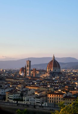 Arno nehri, Ponte Vecchio, Kubbe ve eski kasabanın bulunduğu Firenze 'de (Floransa) günbatımının manzarası.