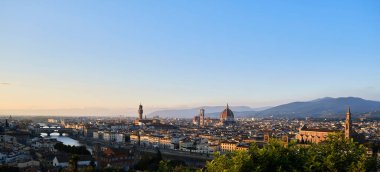 Arno nehri, Ponte Vecchio, Kubbe ve eski kasabanın bulunduğu Firenze 'de (Floransa) günbatımının manzarası.