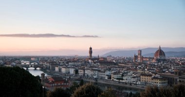 Arno nehri, Ponte Vecchio, Kubbe ve eski kasabanın bulunduğu Firenze 'de (Floransa) günbatımının manzarası.
