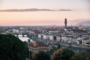 Arno nehri, Ponte Vecchio, Kubbe ve eski kasabanın bulunduğu Firenze 'de (Floransa) günbatımının manzarası.