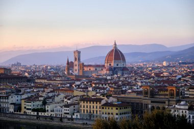Arno nehri, Ponte Vecchio, Kubbe ve eski kasabanın bulunduğu Firenze 'de (Floransa) günbatımının manzarası.